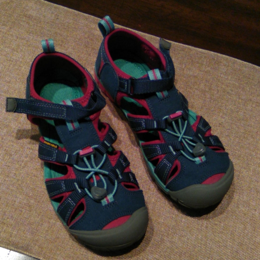 Keen new sandals size 4